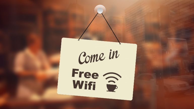 Appendere il cartello che dice entra gratis con il wifi