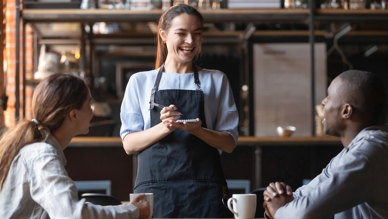 la camarera pasa tiempo con los clientes para evitar instancias de cena y tablero